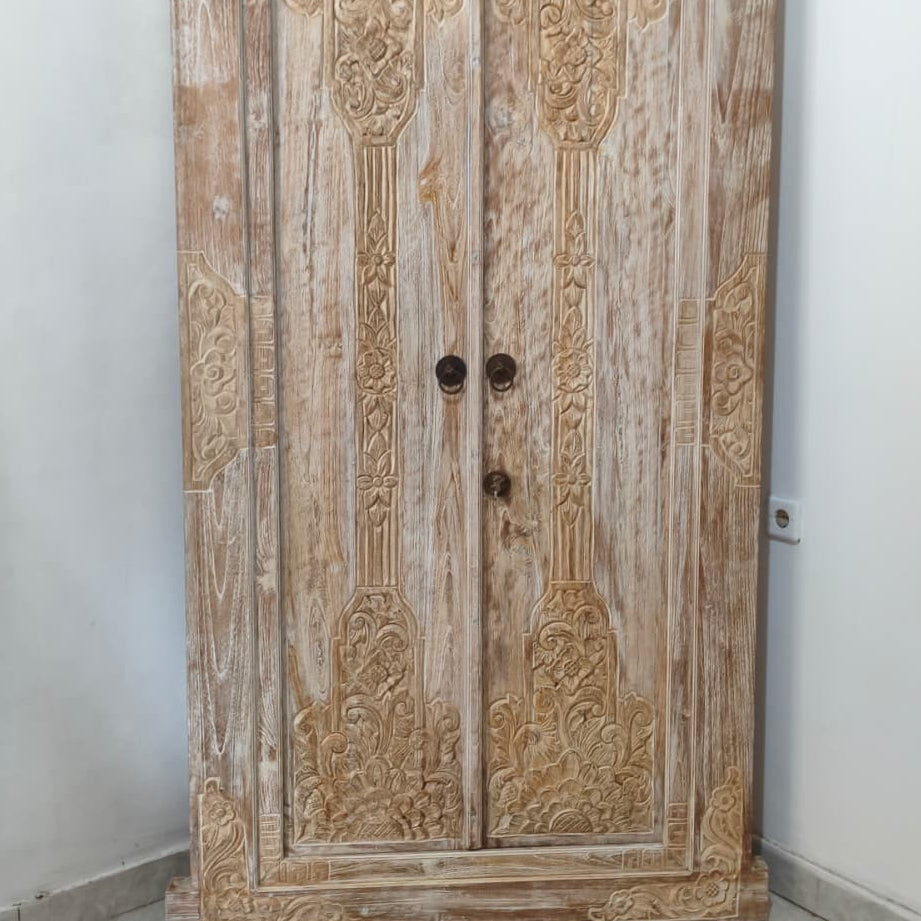 carving balinese on the door