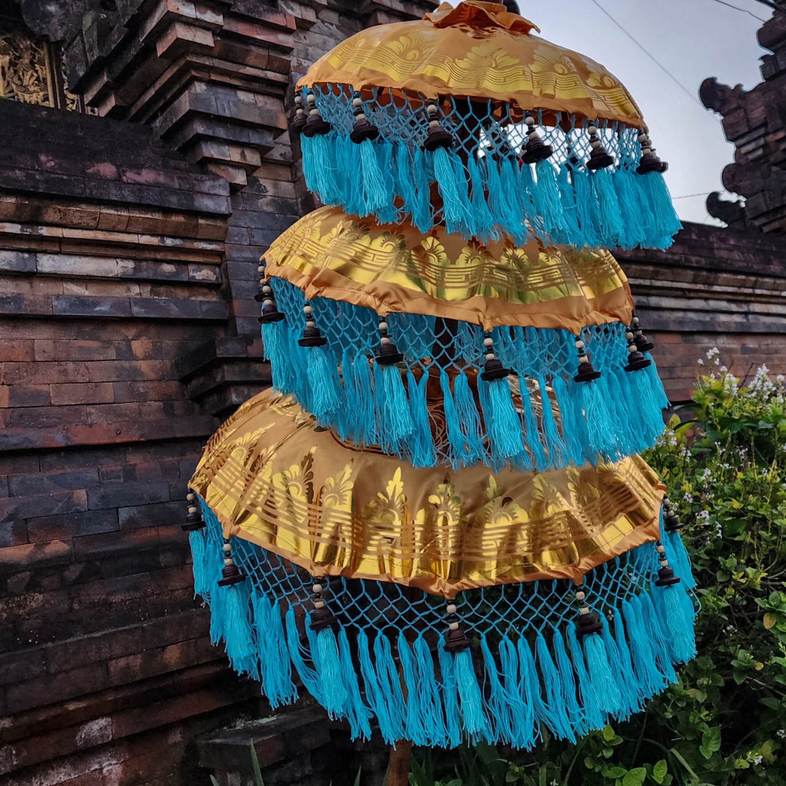 Decorative structure with blue and gold colors in front of a traditional building.